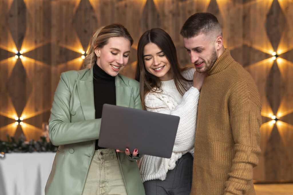 female-wedding-planner-working-with-couple